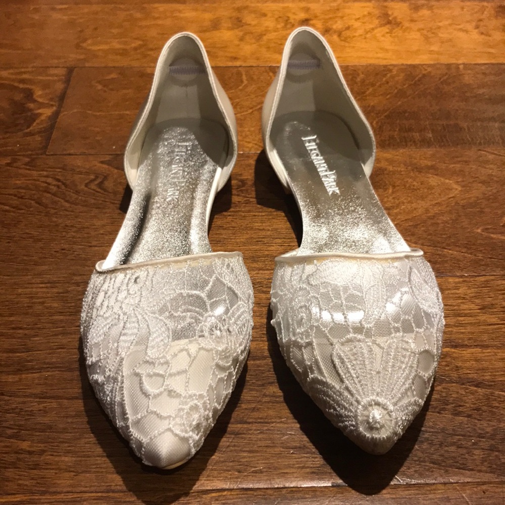 Pointed-toe lacy flats